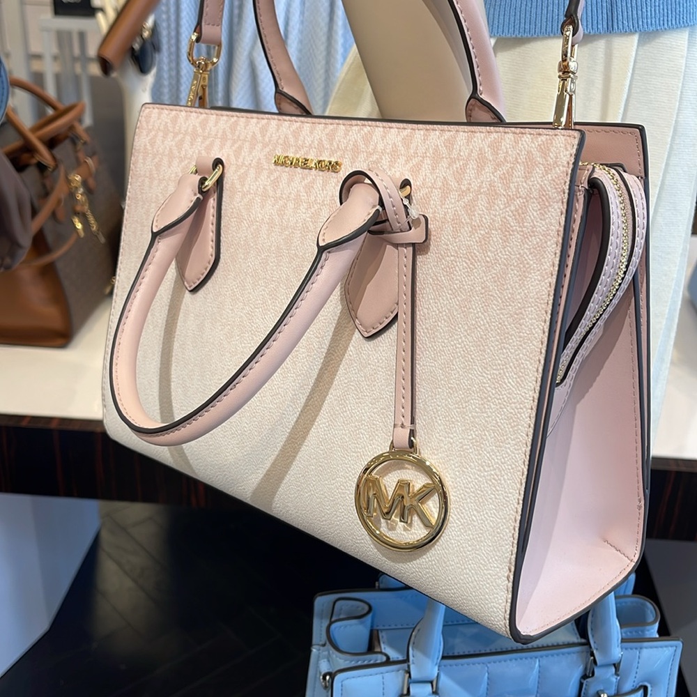 MICHAEL KORS Sheila Md Ombré Signature Logo Satchel Crossbody Bag
Powder Blush - Picture 16 of 16